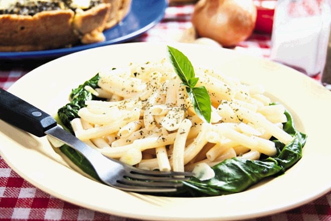 Preprosta, a okusna italijanska klasika: testenine z listi blitve z oljčnim oljem, česnom in parmezanom
