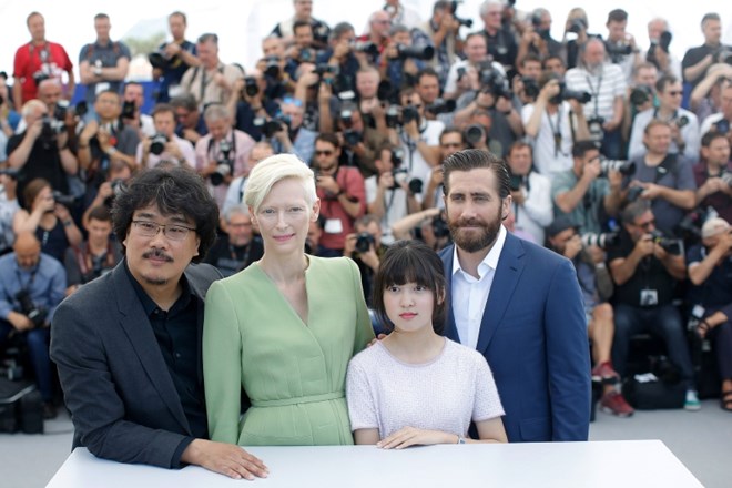 Igralci Netflixovega filma Okja, z leve: direktor Bong Joon-ho in igralci Tilda Swinton, Seo-Hyeon Ahn in Jake Gyllenhaal