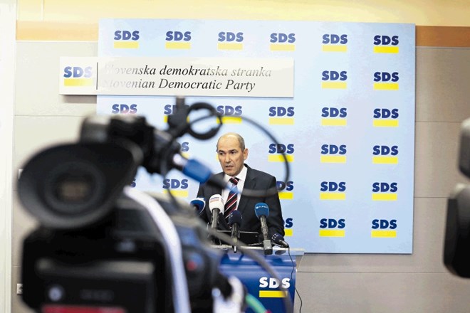 Janez Janša je sicer nesporni vodja SDS, vse javnomnenjske raziskave  njegovo stranko tudi uvrščajo na prvo mesto strankarske...