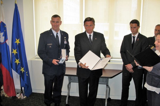 Predsednik Borut Pahor odlikoval pripadnike ameriške reševalne eskadrilje 