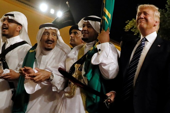 Savdski kralj Salaman bin Abdulaziz (drugi z leve) je Donaldu Trumpu (desno) izkazal dobrodošlico na prvo Trumpovo...