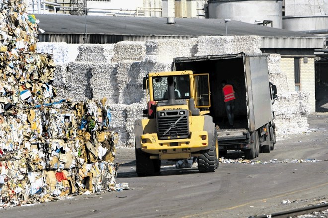 Izmet oziroma odpadni material, ki nastane pri proizvodnem procesu, je industrijski odpadek.