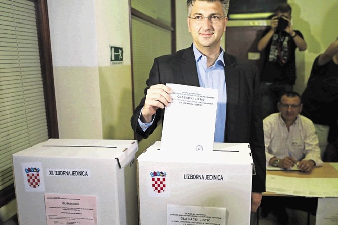 Premierja Plenkovića po relativno uspešnih volitvah čakata iskanje saborske večine in obračun v lastni stranki.