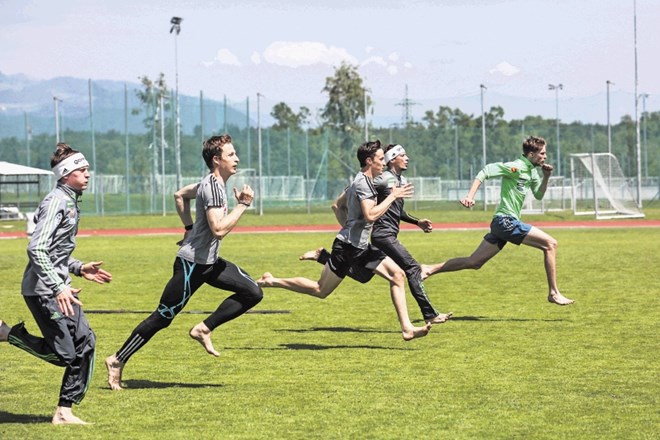 Slovenski skakalci se te dni po dvakrat na dan znojijo na atletskem stadionu v Kranju.