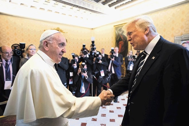 Papež  je na začetku srečanja z Donaldom Trumpom deloval zadržano.