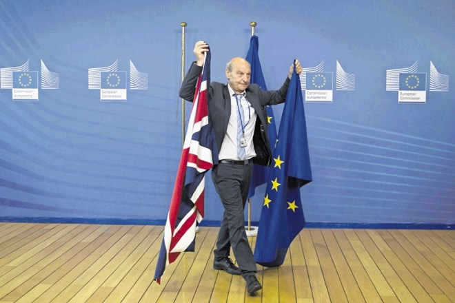 Dve zastavi za dve pogajalski ekipi o politični in gospodarski ločitvi Velike Britanije in Evropske unije.