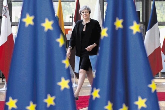 Theresa May bo še nekaj časa v ospredju srečanj voditeljev EU. Fotografi jo radi ujamejo v različnih položajih ob evropski...