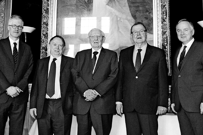 Sodniki, ki so potegnili mejo med Slovenijo in Hrvaško (z leve): Rolf Einar Fife, Vaughan Lowe, Gilbert Guillaume, Bruno...