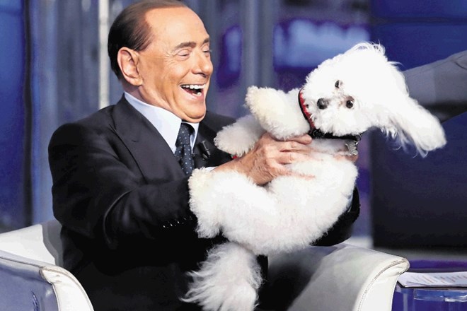 Berlusconi je dal med  kampanjo 46 intervjujev. Da bi pomagal svoji stranki Naprej, Italija, se je pred kamero igral tudi s...