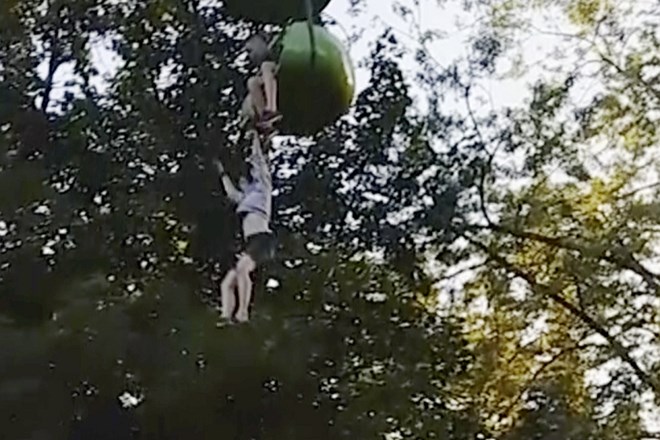 Deklico, ki je visela z žičnice v zabaviščnem parku, rešili prostovoljci