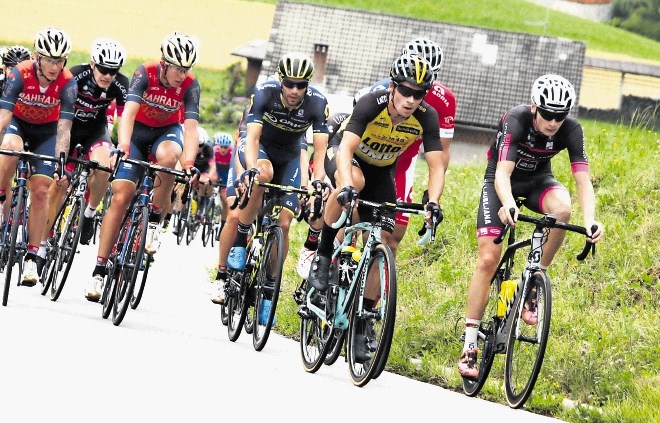 Primož Roglič (v rumeno-črnem dresu) že nestrpno čaka začetek kolesarske dirke po Franciji, saj je v vožnji na čas med...