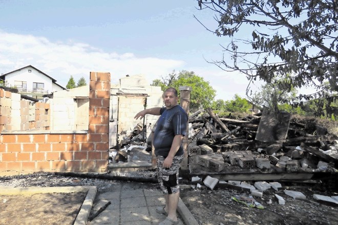 To je ostalo po požaru, ki je v ponedeljek sredi dneva presenetil družino Pečar – v pol ure je ostala brez vsega.