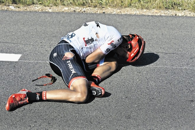 Tudi na 16. etapi kolesarske dirke po Franciji ni šlo brez padcev. Tokrat jo je najhuje skupil Kolumbijec  Jarlinson...