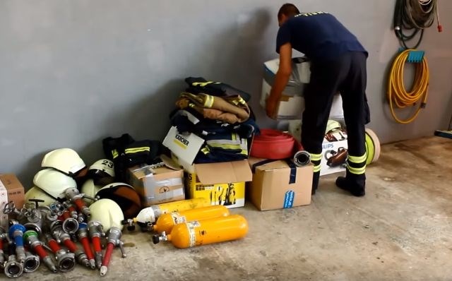 Slovenski gasilci hrvaškim kolegom na lastno pest donirali 2,5 tone opreme