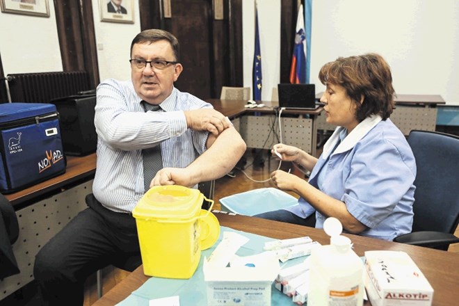 Na ministrstvu za zdravje so se danes – s Samom Fakinom vred – cepili proti gripi.