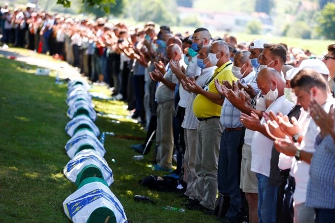 Ob obletnici genocida v Srebrenici svetovni voditelji proti zanikanju tega dogodka