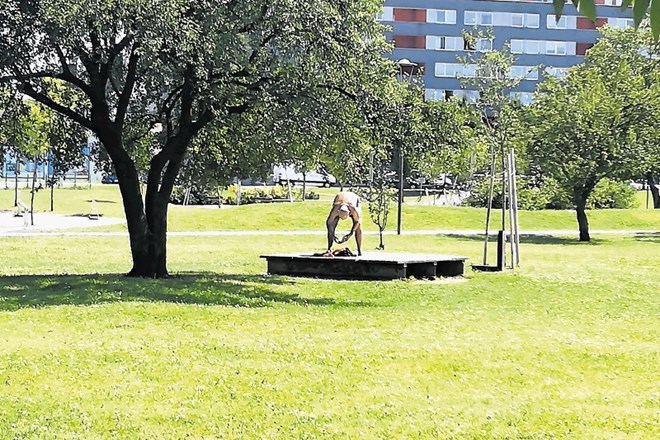 V zadnjem času se veliko ljudi sonči tudi v mestnih parkih, denimo v Šmartinskem parku.