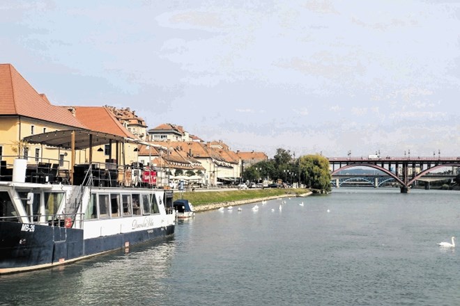 V Mariboru izvaja turistične vožnje po reki Dravi zgolj zasebna ladja Dravska vila.