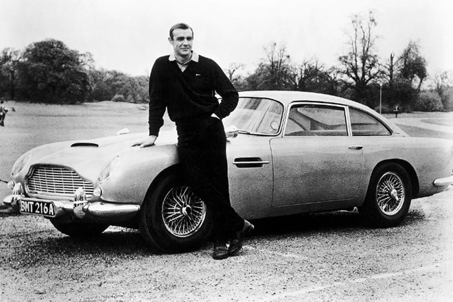 Ena najbolj ikoničnih fotografij filmskega zvezdnika in avtomobila – Sean Connery in aston martin DB5