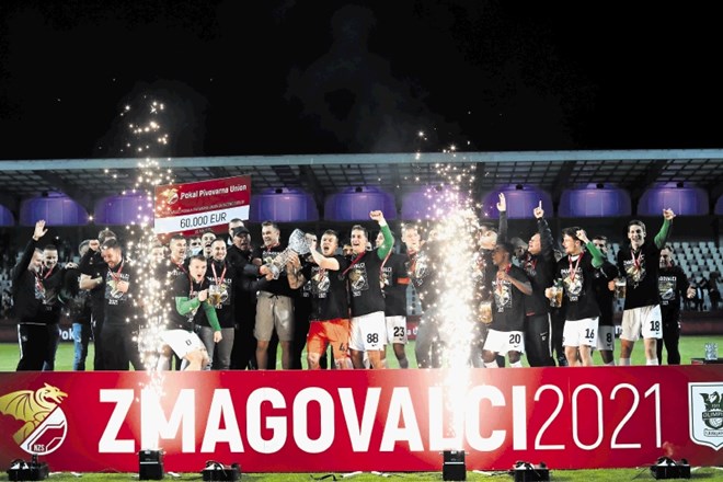 Nogometaši Olimpije so bučno proslavili osvojitev slovenskega pokala, potem ko so v finalu v Kopru  z 2:1 premagali Celje.