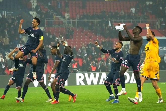 Nogometaši Paris St. Germaina so na prvi tekmi 12. kroga francoske nogometne lige po preobratu premagali aktualne prvake,...