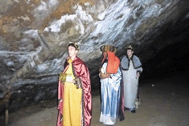 V božični pravljici z živimi jaslicami v Postojnski jami bo v bogati kostumografiji sodelovalo več kot sto nastopajočih.