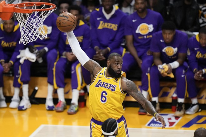 #video NBA: Lakersi dosegli 40 točk več kot grizliji in se uvrstili v drugi krog končnice