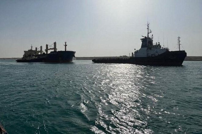V Sueškem prekopu nasedla tovorna ladja