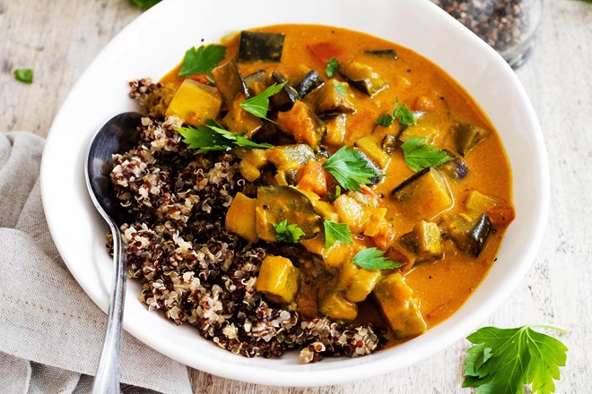 #recept Curry z jajčevci in paradižniki na kvinoji