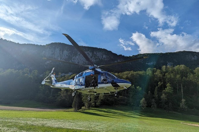 Pomoč iz zraka: s helikopterji reševali ljudi in živali ter dostavljali pomoč