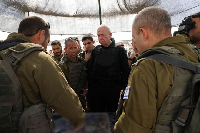 Izraelski obrambni minister dejal vojakom na meji z Gazo, naj se pripravijo
