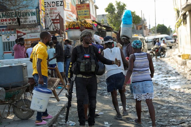 Haiti: Zaradi nasilja in politične krize humanitarno pomoč potrebuje polovica državljanov 