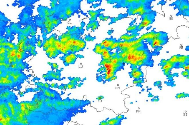 Burno vremensko dogajanje: Na Rudnem polju v desetih minutah padlo 24 litrov dežja na kvadratni meter