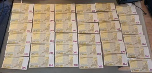 Unovčila štiri ponarejene 200-evrske bankovce, dodatnih 45 so jima jih zaplenili