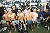 Bili smo v garderobi hokejistov Olimpije: Le suspenzor do golega