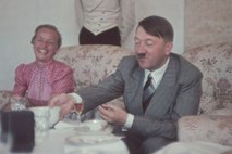 FOTO: Redke fotografije iz zasebnosti kažejo Adolfa Hitlerja sproščenega v času vojne