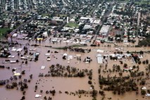 Poplave v Avstraliji so odnesle prvo žrtev, pogrešana sta še dva moška
