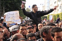 Tunizija: Prehodna vlada na prvi seji, protestniki še vedno na ulicah
