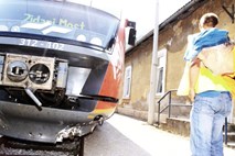 Potniški vlak v bližini postaje Zagorje trčil v moškega, ta je utrpel hude poškodbe