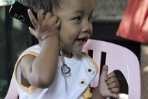 V Mjanmaru deklica z 12 prsti na rokah in 14 na nogah