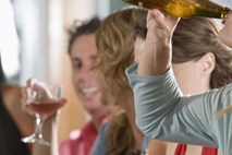 Vlade bi morale ljudi nagovarjati k zmernemu uživanju alkohola, pravijo kanadski raziskovalci