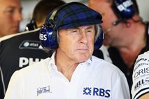 Nekdanji prvak Formule 1, Jackie Stewart, zaradi bolečin v prsih v bolnišnici