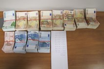 Cariniki v enem dnevu zasegli več kot 100.000 evrov neprijavljene gotovine