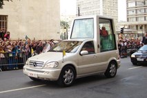 Papež naj bi se kmalu vozil v novem hibridnem papamobilu, ki se ''sestavlja na skrivaj''