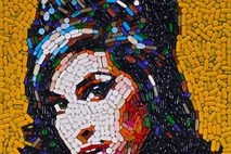 Sladka Amy: Umetnik portret pevke naredil iz sladkarij, smeti in tablet