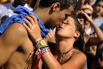 Raziskava HBSC: Dobra četrtina petnajstletnikov je že imela spolne odnose