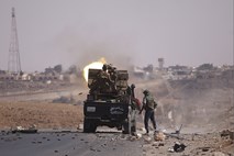 Libijski uporniki prodrli v Sirto, tam jih je presenetil močan odpor Gadafijevih sil