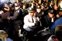 Policist v slogu baseballskih igralcev napadel protestnike na Wall Streetu