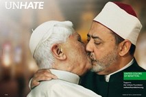 Benetton ponovno sprožil ogorčenje: Papež poljublja egiptovskega imama
