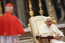 Prijavil papeža, ker ta v papamobilu ni bil pripet: kazen naj bi znašala 30 evrov